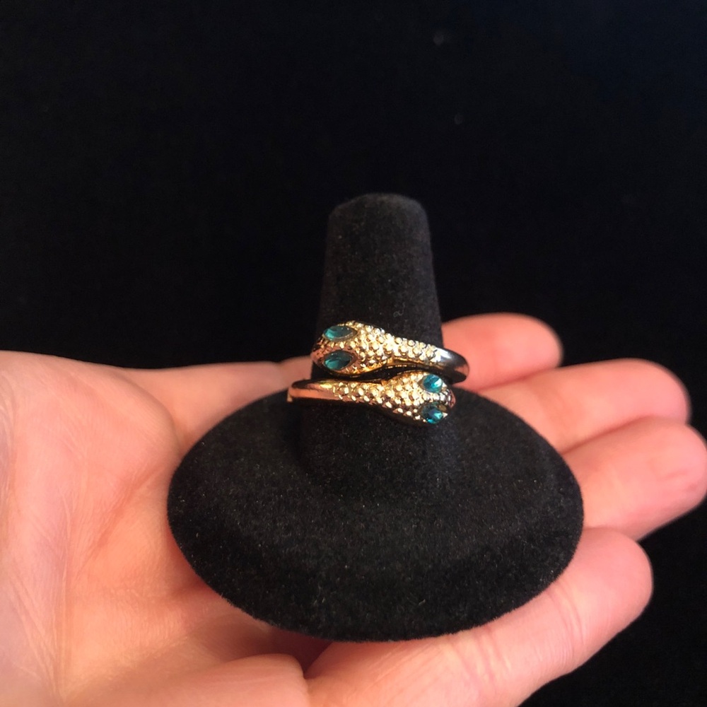 Elegant Gold and Green Snake Ring